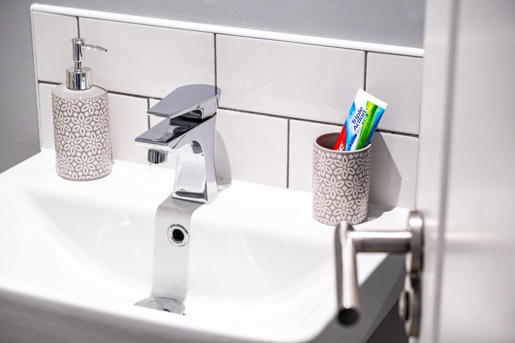 City Centre Emerald Escape - Sleeps-6, 2Beds & 2Baths , Netflix , Free Internet Birmingham Eksteriør bilde